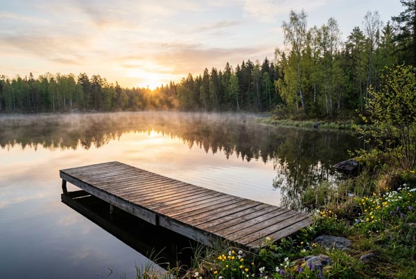 Bläsing Beratung Morgenruhe: Stiller See bei Sonnenaufgang, Klarheit finden vor dem Beratungstag